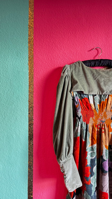 Vintage Floral Dress with Velvet Bodice – Romantic 1970s Statement