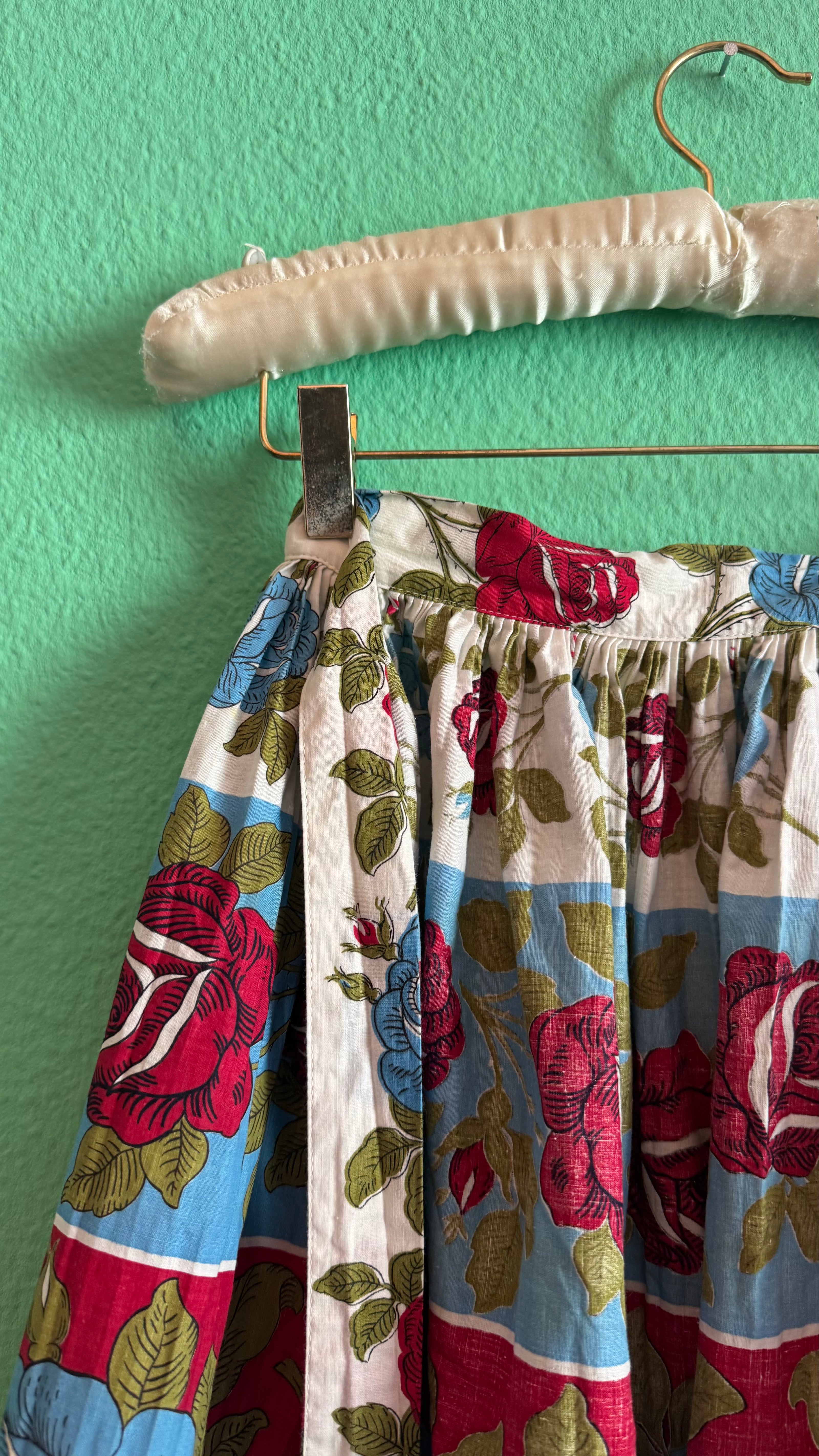 Vintage 1950s Rose Print Cotton Apron in Red and Blue