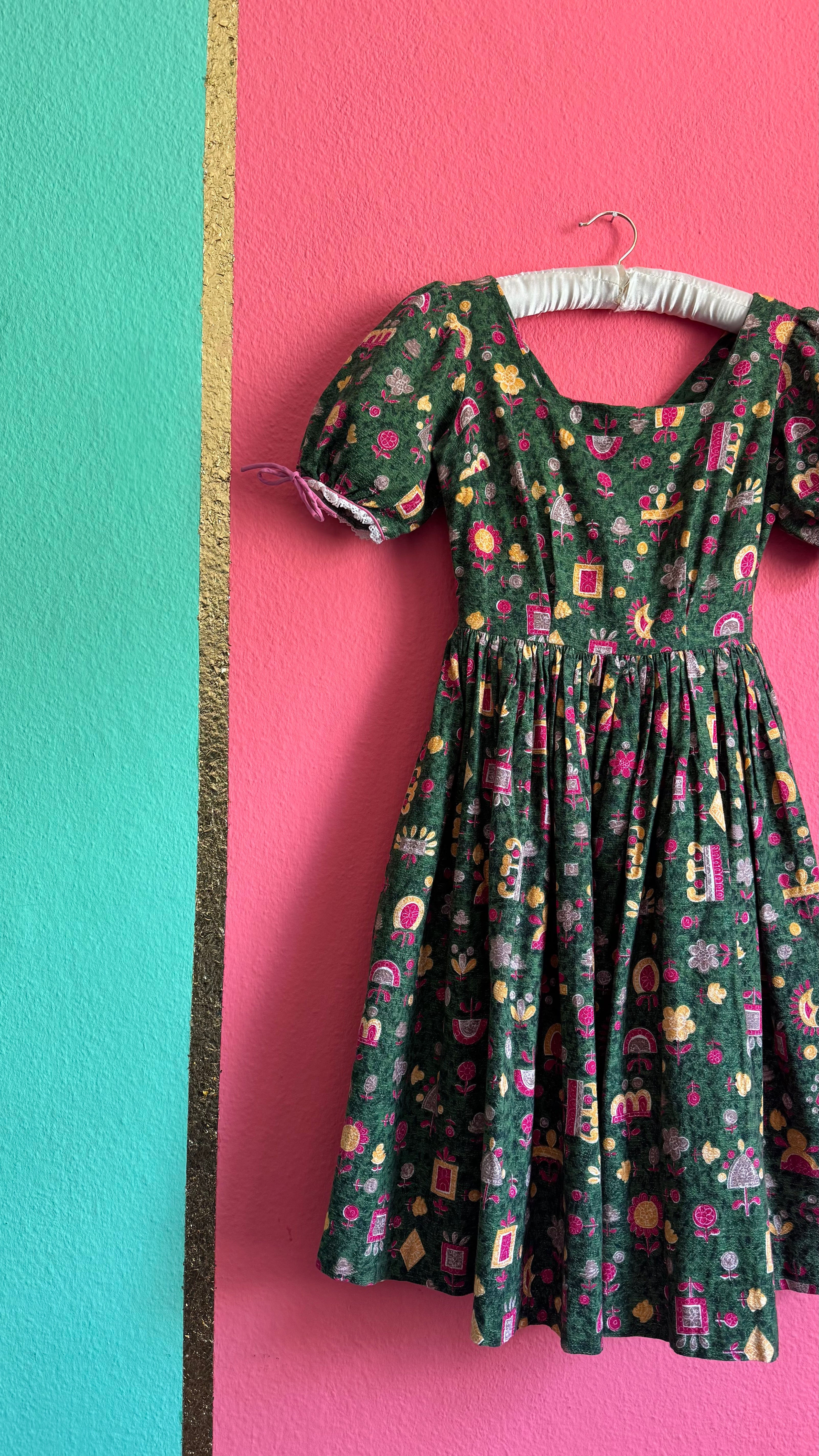 Vintage 1970s Green Folk Print Puff Sleeve Dress