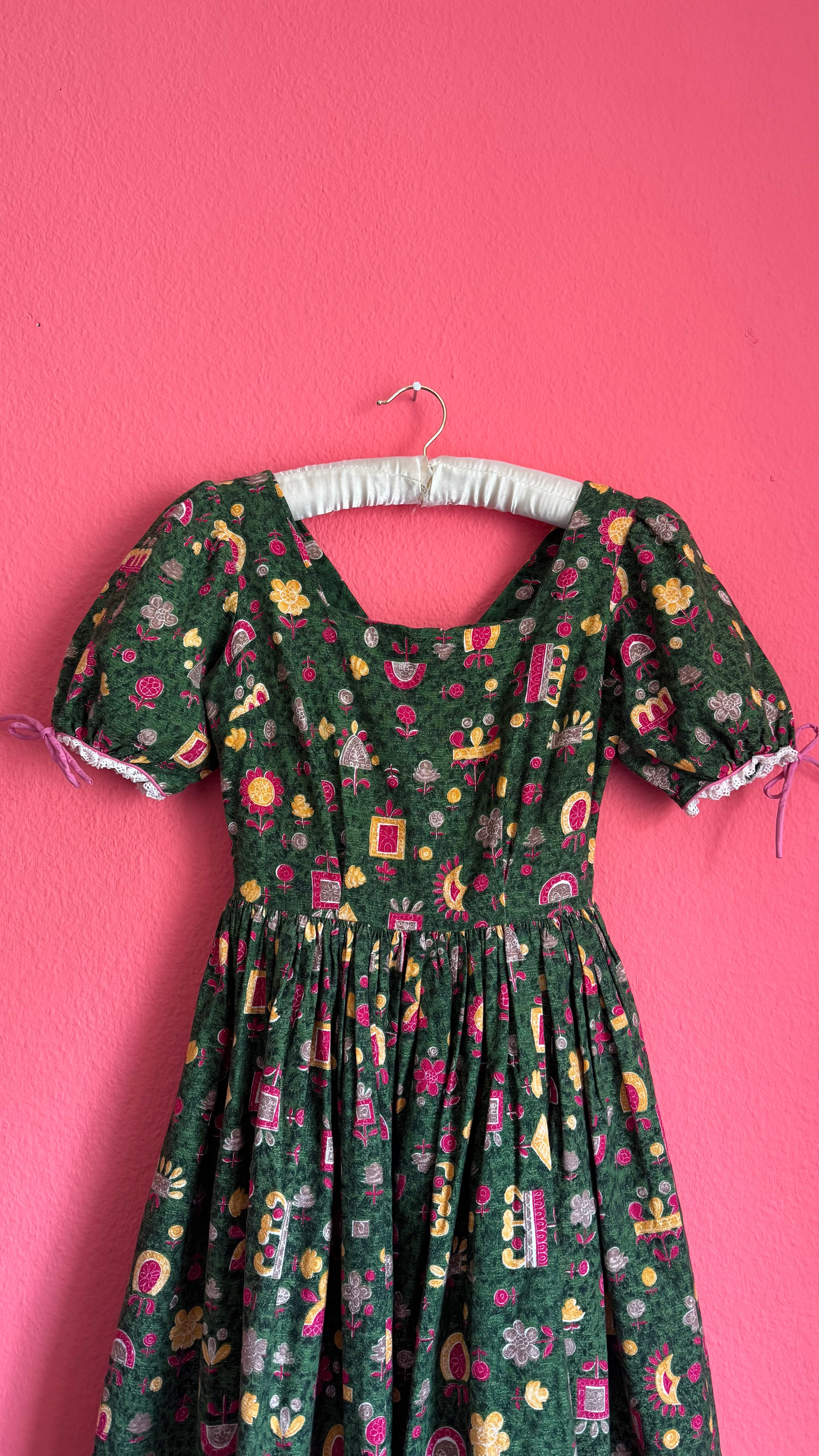Vintage 1970s Green Folk Print Puff Sleeve Dress