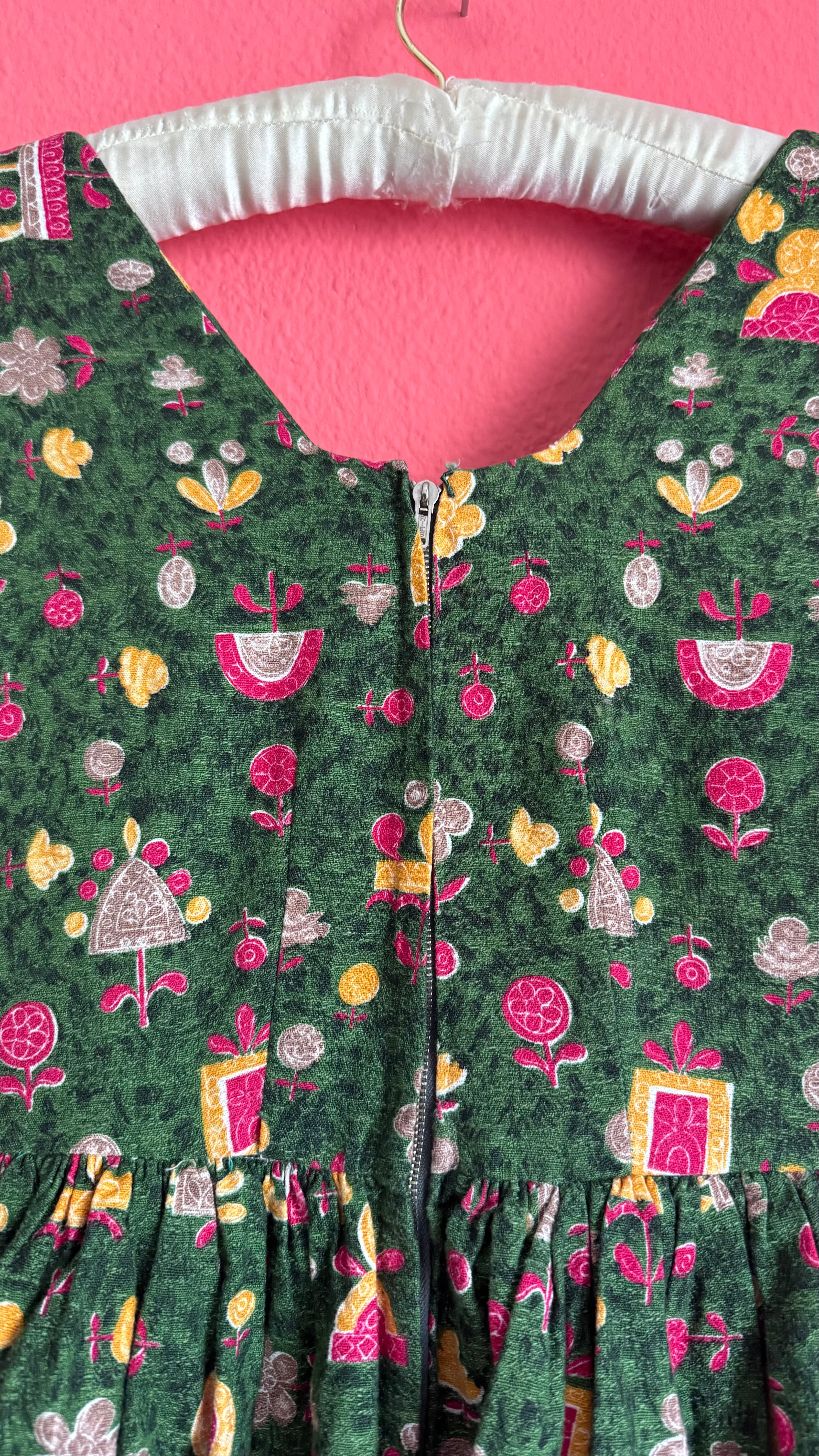 Vintage 1970s Green Folk Print Puff Sleeve Dress